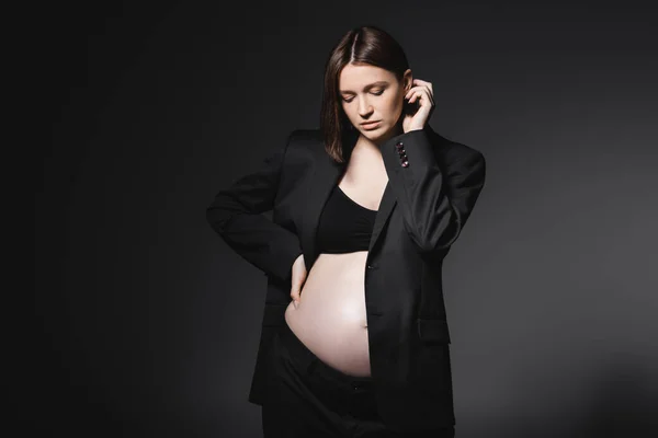 Jonge Zwangere Vrouw Top Jas Aanraken Van Haar Geïsoleerd Donkergrijs — Stockfoto