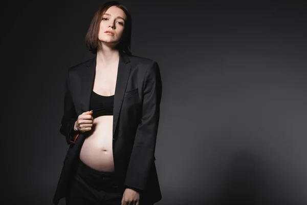 Brunette Femme Enceinte Blazer Posant Regardant Caméra Isolée Sur Gris — Photo