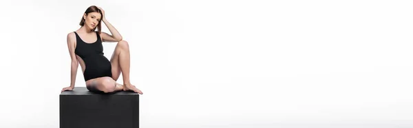 Csinos Terhes Fürdőruhában Fekete Kockán Elszigetelt Fehér Transzparens — Stock Fotó