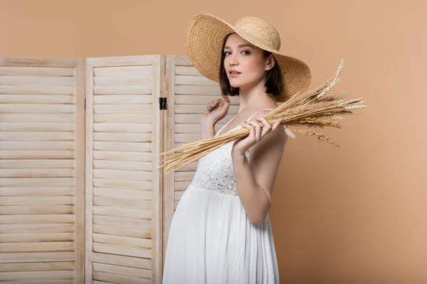 Mulher Grávida Chapéu Sol Segurando Espiguetas Olhando Para Câmera Isolada — Fotografia de Stock