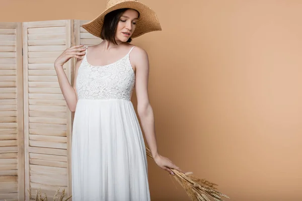 Zwangere Vrouw Zon Hoed Houden Spikeletten Buurt Vouwen Scherm Geïsoleerd — Stockfoto