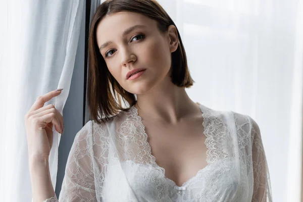 Mujer Joven Sujetador Mirando Cámara Cerca Las Cortinas Casa —  Fotos de Stock