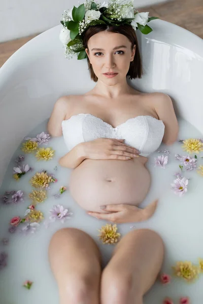 Bovenaanzicht Van Zwangere Vrouw Krans Liggend Bad Met Bloemen Melk — Stockfoto