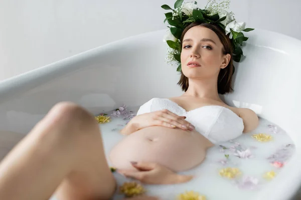 Schwangere Kranz Badet Hause Mit Blumen Und Milch — Stockfoto