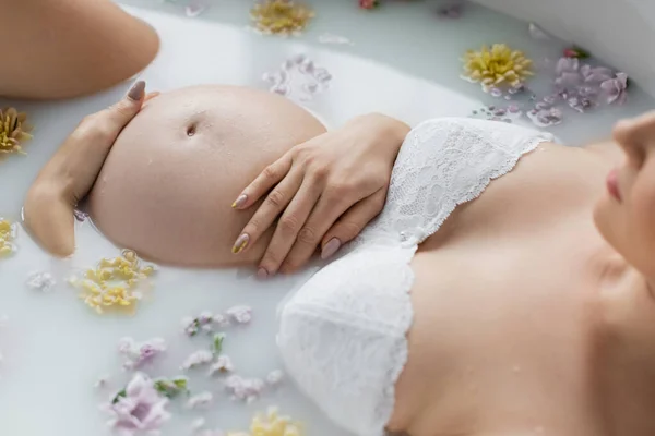 Gewassen Uitzicht Van Zwangere Vrouw Beha Nemen Bad Met Bloemen — Stockfoto