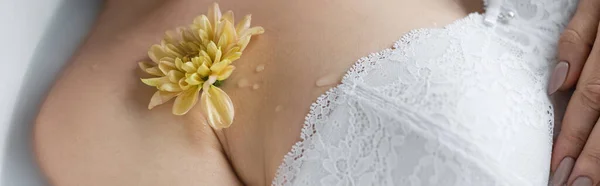 お風呂でブラで女性の肩の上の花の作物ビュー バナー — ストック写真