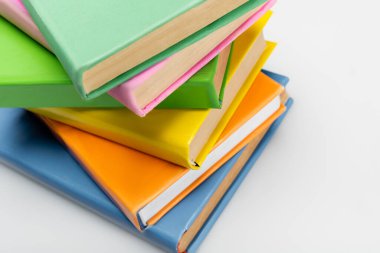  Gri arkaplanda çok renkli kapaklı kitap yığını