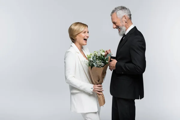 Happy Middelbare Leeftijd Bruidegom Zoek Naar Bruid Met Boeket Geïsoleerd — Stockfoto