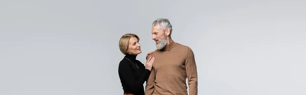 在灰色横幅上 微笑着的成熟女人摸着长胡子的丈夫 — 图库照片