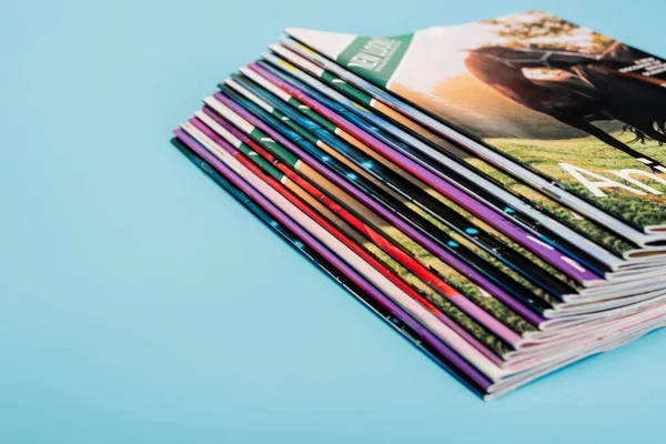 Stapel Bunter Zeitschriftensammlung Isoliert Auf Blau — Stockfoto