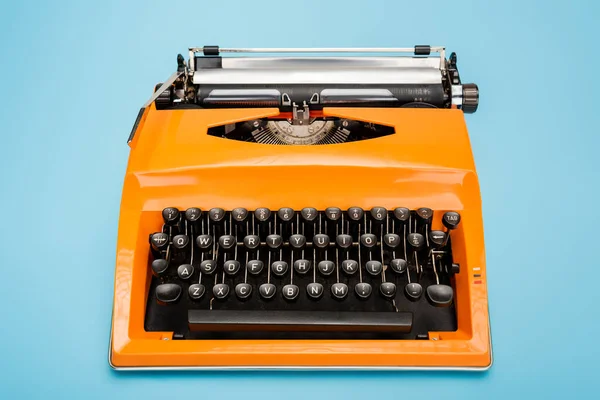 Mașină Scris Portocalie Luminoasă Tastatură Neagră Fundal Albastru — Fotografie, imagine de stoc