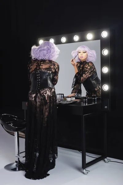 Siyah Dantelli Elbise Mor Peruklu Travesti Aynanın Yanında Makyaj Yapıyor — Stok fotoğraf