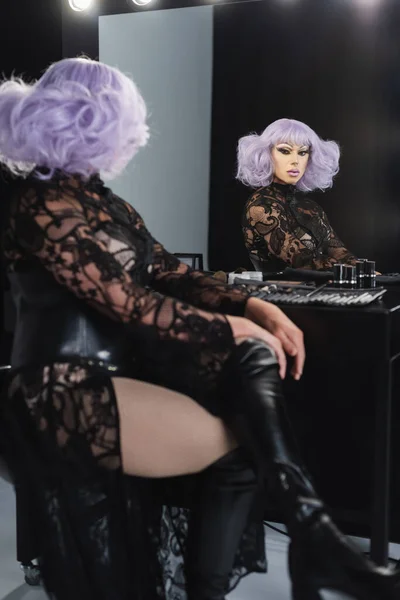 Glamour Drag Queen Lila Peruk Och Svart Spets Klänning Sitter — Stockfoto