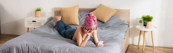 Junge Frau Mit Rosa Haaren Und Jeans Mit Smartphone Bett — Stockfoto