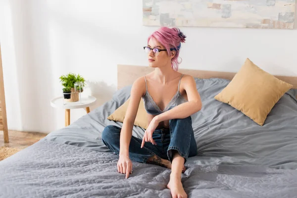 Mujer Joven Con Pelo Rosa Sentado Sujetador Jeans Cama —  Fotos de Stock