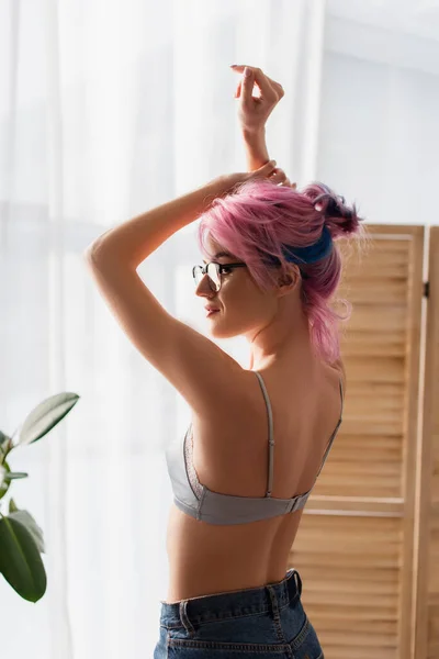 Młoda Kobieta Farbowanymi Włosami Stojąca Podniesioną Ręką Blisko Ekranu Składanego — Zdjęcie stockowe