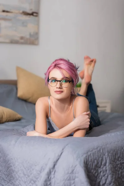 Junge Frau Mit Rosa Haaren Brille Auf Dem Bett Liegend — Stockfoto