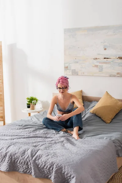 Mujer Joven Feliz Con Pelo Teñido Sentado Jeans Sujetador Mientras — Foto de Stock