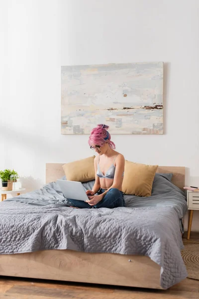 Joven Freelancer Con Cabello Teñido Usando Laptop Dormitorio — Foto de Stock