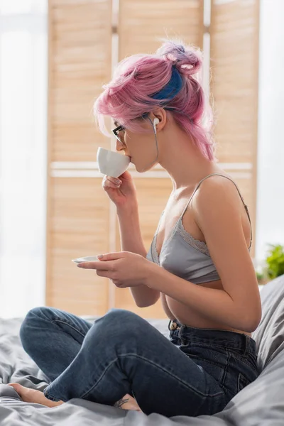 Side View Young Woman Dyed Hair Earphone Drinking Coffee While — Stock Photo, Image
