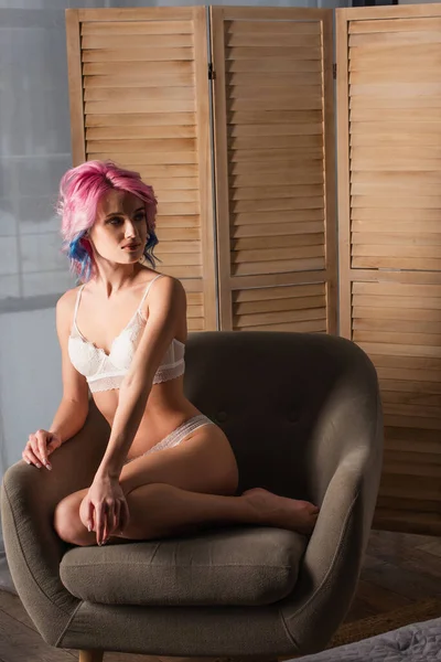 Sexy Junge Frau Mit Gefärbten Haaren Sitzt Auf Sessel Der — Stockfoto
