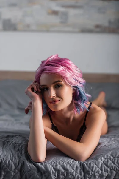 Retrato Jovem Mulher Lingerie Sexy Olhando Para Câmera Deitado Cama — Fotografia de Stock