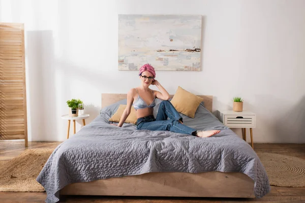 Bonita Mujer Joven Jeans Sujetador Sentado Cama Dormitorio Moderno — Foto de Stock