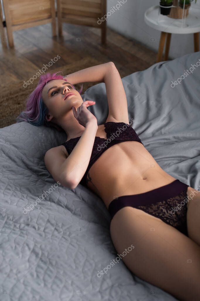 Foto de Sexy mujer joven en ropa interior de encaje de pie con la mano en  la cadera