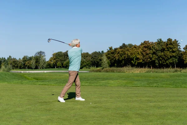 Comprimento Total Asiático Sênior Homem Jogando Golfe Gramado Verde — Fotografia de Stock