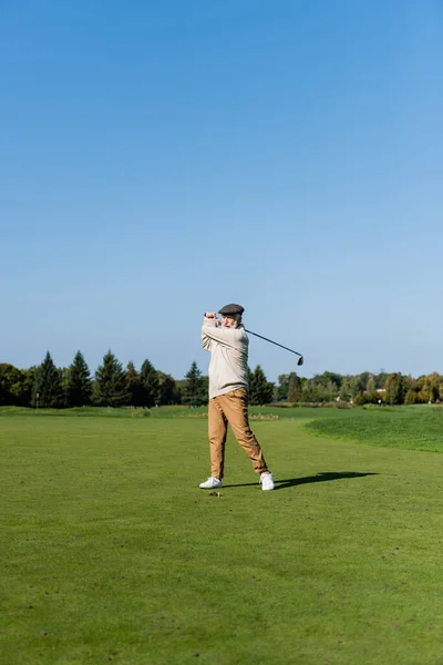 Full Length Senior Man Flat Cap Playing Golf Green Lawn — 스톡 사진