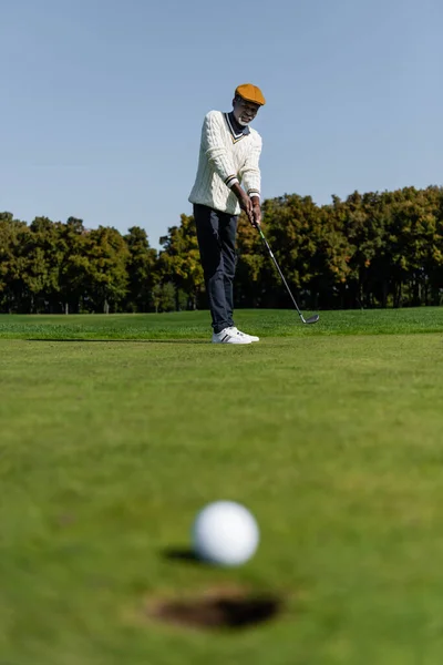 Afro Amerikai Férfi Golfozik Zöld Mezőn — Stock Fotó