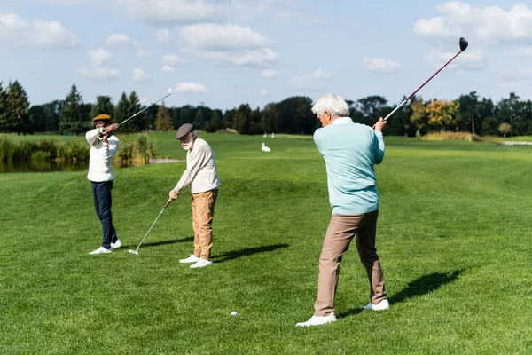 Senior Interracial Los Hombres Jugando Golf Verde Césped —  Fotos de Stock