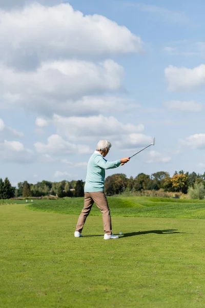 Vista Trasera Senior Asiático Hombre Jugando Golf Campo —  Fotos de Stock