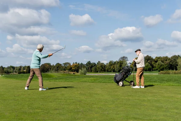 Senior Asiático Hombre Jugando Golf Cerca Amigo Con Golf Carrito —  Fotos de Stock