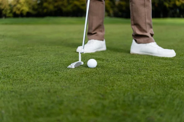 Vista Cortada Homem Desfocado Jogando Golfe — Fotografia de Stock