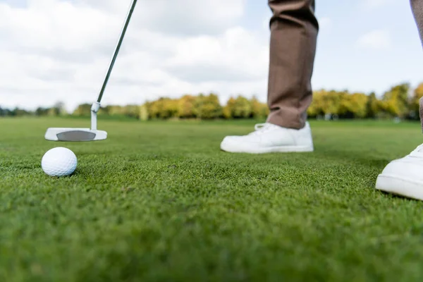 Verschwommene Sicht Auf Mann Beim Golfspielen Auf Rasen — Stockfoto