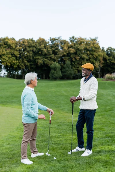 Asiatique Senior Homme Parler Avec Heureux Afro Américain Ami — Photo