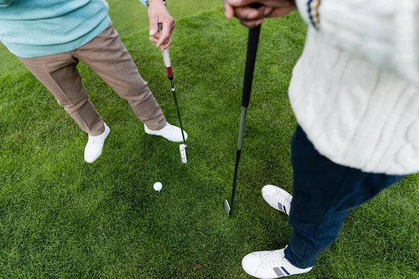 Magas Szög Kilátás Idős Férfiak Álló Golf Klubok — Stock Fotó