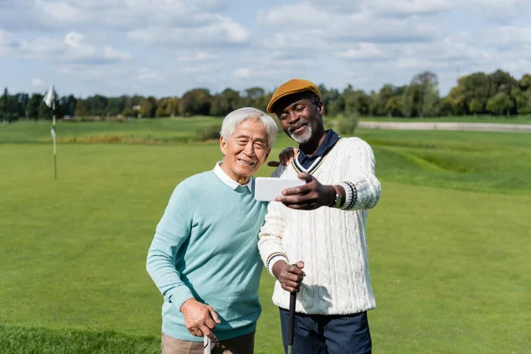 Afro Amerikai Férfi Szelfit Készít Idős Boldog Ázsiai Barátjával — Stock Fotó