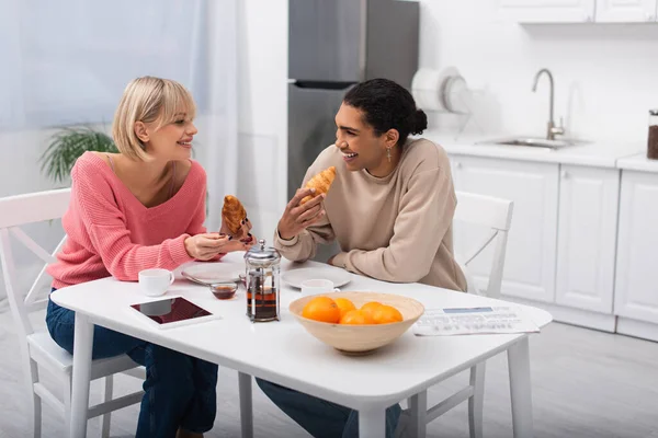 Happy Multiethnic Couple Eating Breakfast Looking Each Other — Stock Photo, Image