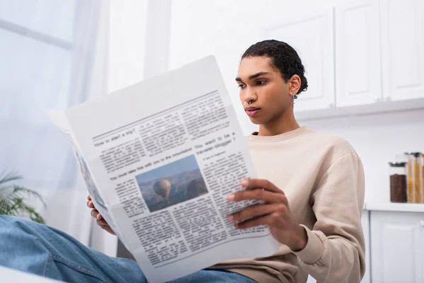 Young African American Man Sweatshirt Reading Newspaper Morning — Fotografia de Stock