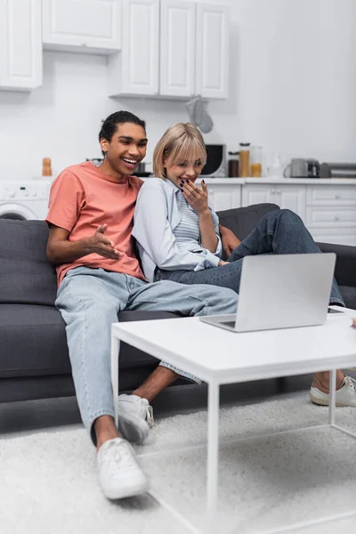 Happy Multiethnic Couple Smiling While Watching Movie Laptop — Stock fotografie