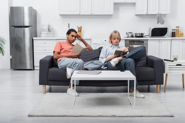 Young African American Man Blonde Woman Reading Books Gadgets Coffee — Foto de Stock