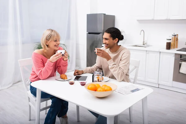 Happy Multiethnic Couple Drinking Tea Breakfast Looking Each Other — Stock Photo, Image