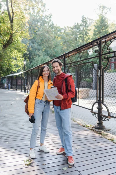쌍안경 배낭을 긍정적 관광객들 거리에서 카메라를 — 스톡 사진