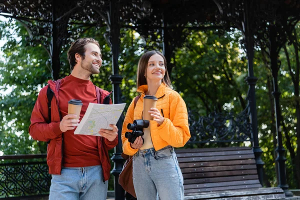 コーヒーと陽気な旅行者 双眼鏡と都市の通りを離れて見て地図 — ストック写真