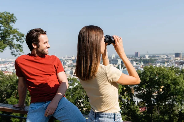 Homem Positivo Olhando Para Longe Perto Namorada Com Binóculos Cidade — Fotografia de Stock