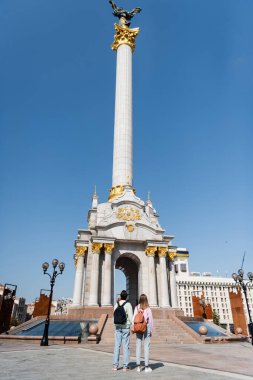 KYIV, UKRAINE - 1 Eylül 2021: Independence Meydanı 'nda duran sırt çantalı turistlerin arka planı