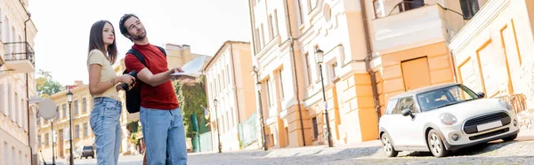 Toerist Met Kaart Rugzak Gesprek Met Vriendin Straat Banner — Stockfoto