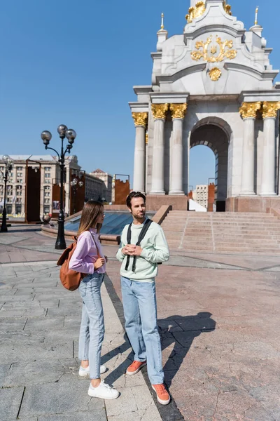 Giovani Turisti Con Zaini Piedi Sulla Strada Urbana — Foto Stock